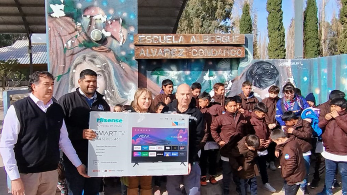 Solidaridad en las Alturas: Donación de Camperas y TV a Escuela de Frontera en San Juan