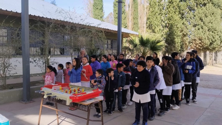 Solidaridad en las Alturas: Donación de Camperas y TV a Escuela de Frontera en San Juan