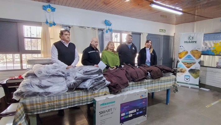 Solidaridad en las Alturas: Donación de Camperas y TV a Escuela de Frontera en San Juan